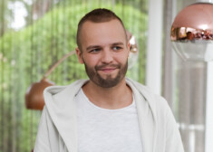 „Re, man mati atauguši. Un ir mazāk sirmuma nekā bija pirms septiņiem gadiem. Tagad ir pavisam cits skats uz sevi. Paskatos spogulī un redzu – jā, jau izskatos atkal pēc cilvēka,” par savu izskatu saka Valters Frīdenbergs.