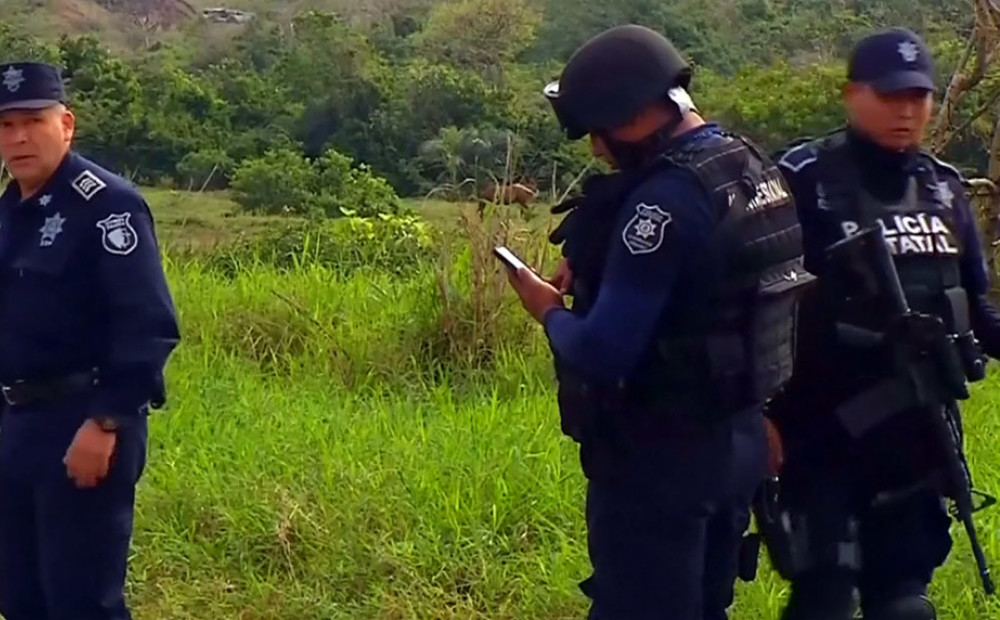 Šaušalīgs policijas atradums Meksikā: uzieti masu kapi ar 166 cilvēku mirstīgajām atliekām
