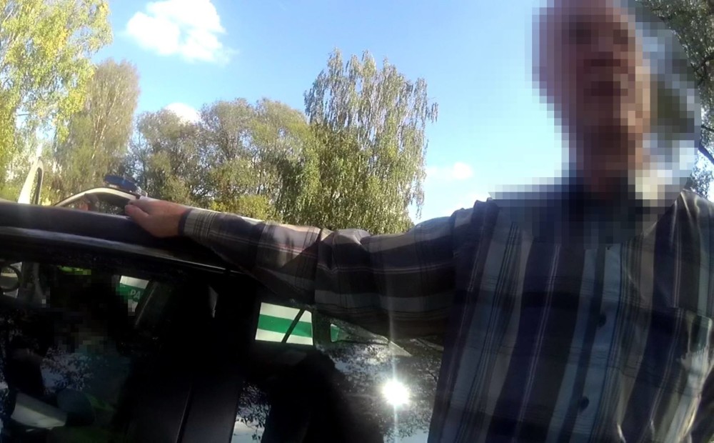 Rīgas pašvaldības policisti pieķer 76 gadus vecu kungu saņemam publiskā vietā prostitūcijas pakalpojumus Rīgas pašvaldības policisti pieķer 76 gadus vecu kungu saņemam publiskā vietā prostitūcijas pakalpojumus