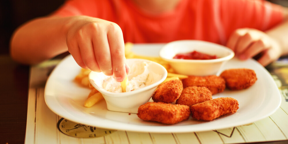Bērns pieprasa čipšus, frī kartupeļus un bulciņas? Kā pieradināt atvasi pie normāla ēdiena