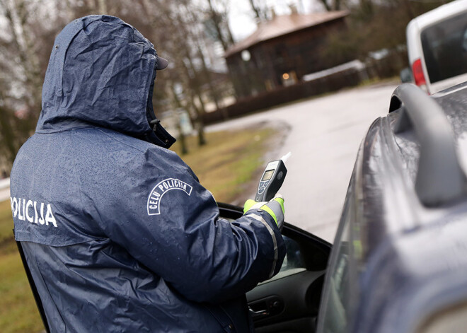 Diennakts laikā uz Latvijas autoceļiem pieķerti 15 dzērājšoferi