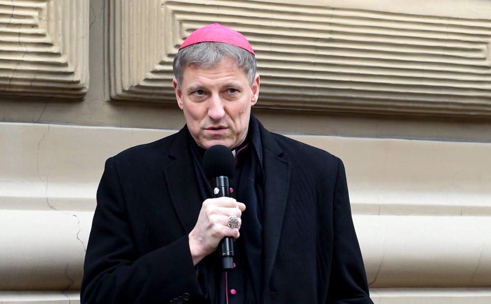 Arhibīskaps Stankevičs par seksuālos noziegumos vainoto katoļu priesteri Zeiļu: 