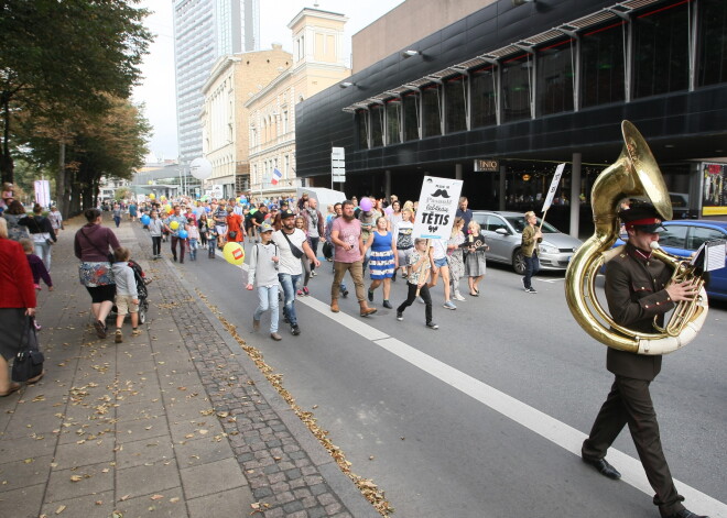 Godam atzīmēta ikgadējā Tēva diena: svētki Rīgā pulcē tūkstošiem ģimeņu