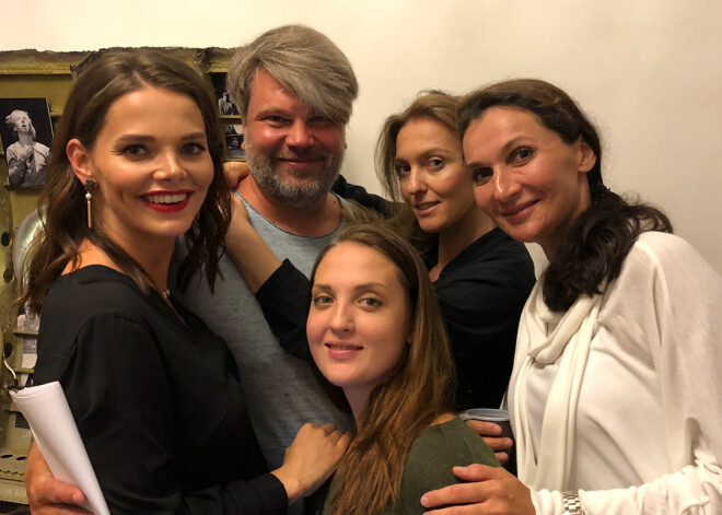 Беременная Елизавета Боярская затмила коллег на открытии театрального сезона