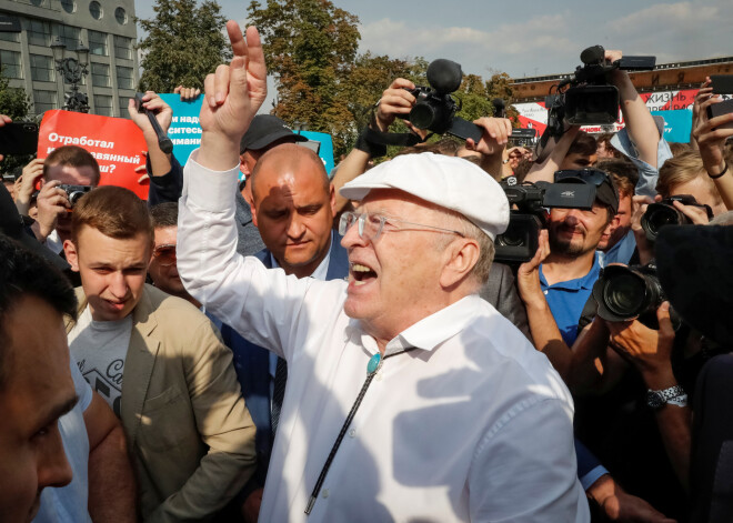 Видео: Жириновский подрался на несанкционированной акции в Москве