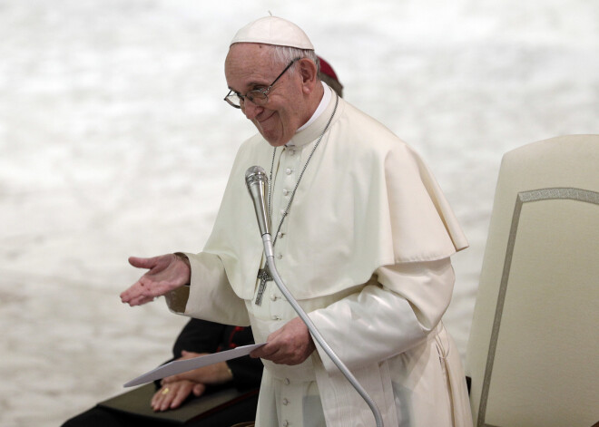 Latvijas ticīgie pāvestam noadījuši 118 rakstainu zeķīšu pārus un desmit cimdus