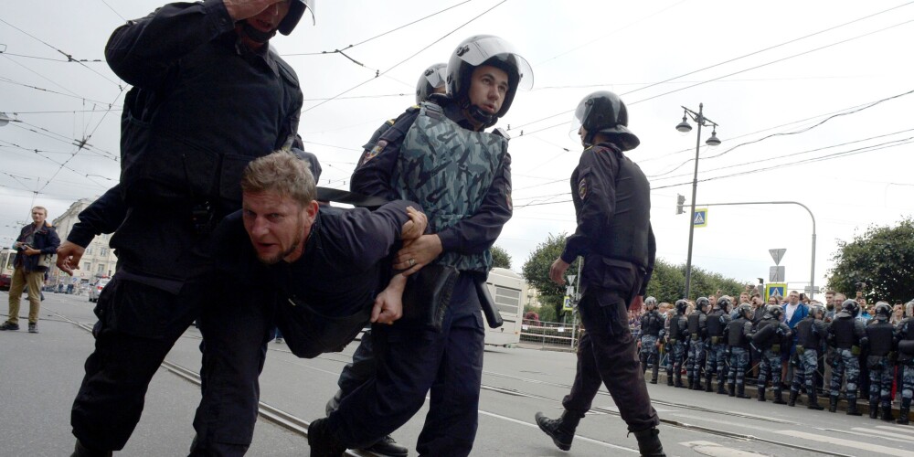Piketos pret pensiju sistēmu Krievijā iet karsti: policisti sit un "savāc" cilvēkus