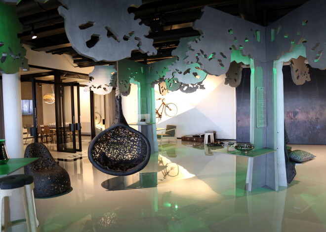 Skaistais, pusmiljonu vērtais "Magnetic Latvija" stends lidostā praktiski stāv gaužām tukšs