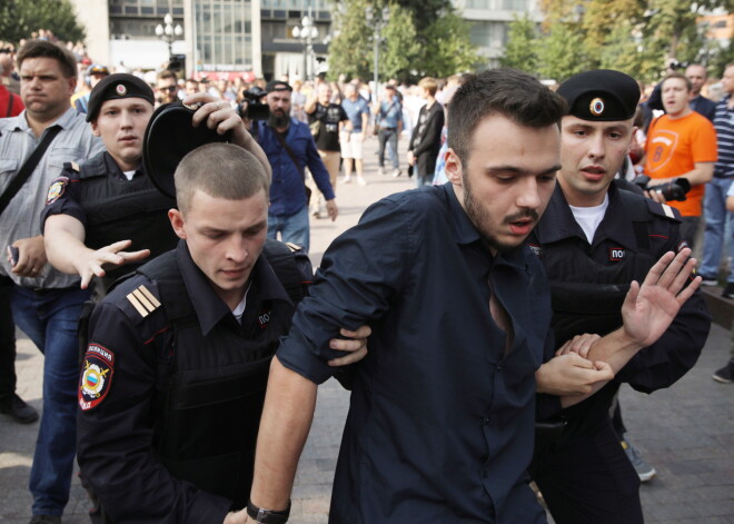 Masu protestos pret pensiju reformu Krievijā aizturēti teju 1000 cilvēki