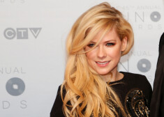 FILE PHOTO: Singer Avril Lavigne arrives on the red carpet for the 2016 Juno Awards in Calgary, Alberta, Canada, April 3, 2016. REUTERS/Chris Bolin/File Photo