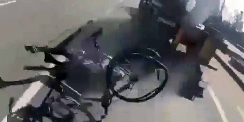 VIDEO: Sanktpēterburgas pievārtē smagā automašīna gandrīz nogalina velosipēdistus