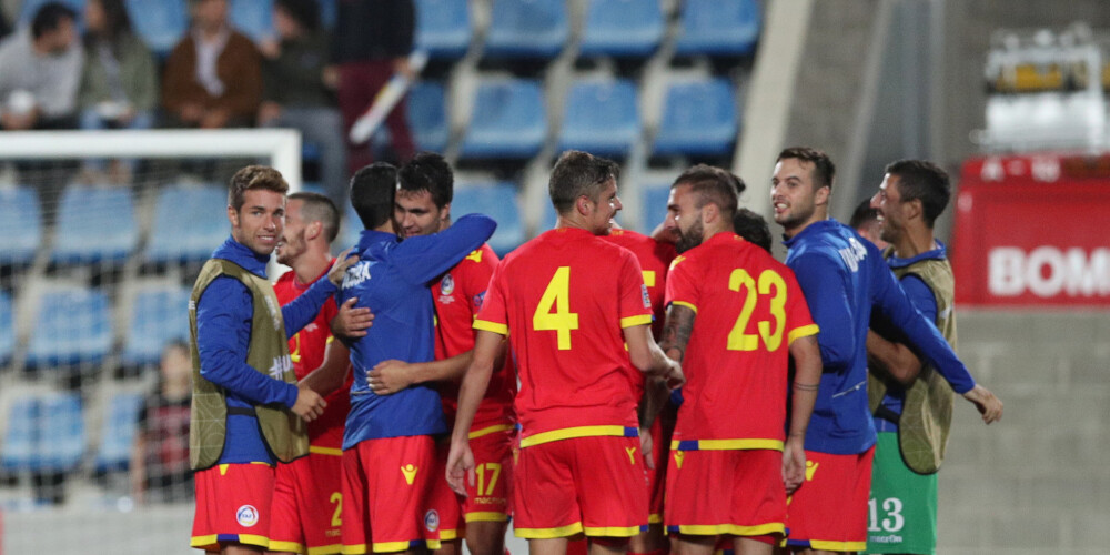 Andoras futbolisti priecājas par izglābšanos spēles izskaņā. 