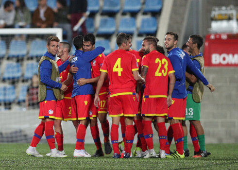 Andoras futbolisti priecājas par izglābšanos spēles izskaņā. 