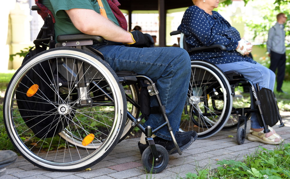 Palielinās Rīgas pašvaldības finansējumu riteņkrēslu pacēlāju ierīkošanai