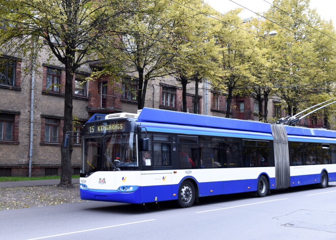 Ķengaragā trolejbuss zem riteņiem 13 metrus velk notriektu puiku - zēna kāju, iespējams, nāksies amputēt