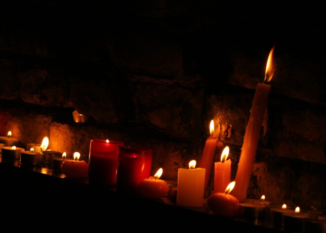 100 lietas Latvijas simtgadei. 1988. gads: AIZDEGTAS SVECĪTES