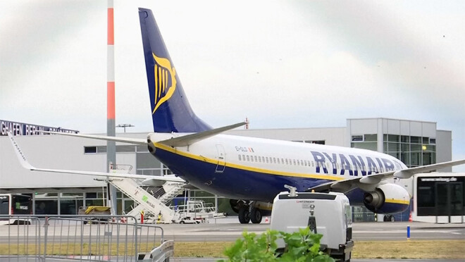 "Ryanair" atcēlusi 150 no trešdien paredzētajiem 400 reisiem uz un no Vācijas saistībā ar pilotu un stjuartu plānoto streiku.