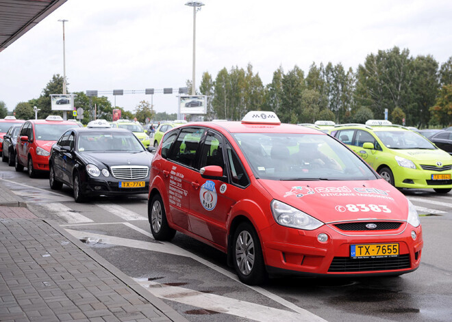 Taksometru pasažieru sūdzības saklausītas: VID sāk pastiprinātas pārbaudes lidostā "Rīga"