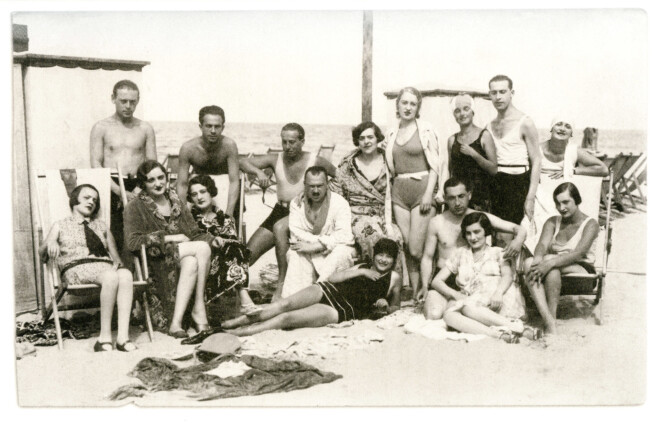 Kino zinātnieces Valentīnas Freimanes vecāki ar radiem un draugiem pludmalē.