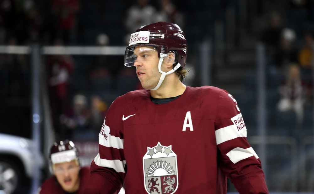 VIDEO: Jānis Sprukts iemet šīs sezonas kuriozākos vārtus Latvijas hokejā