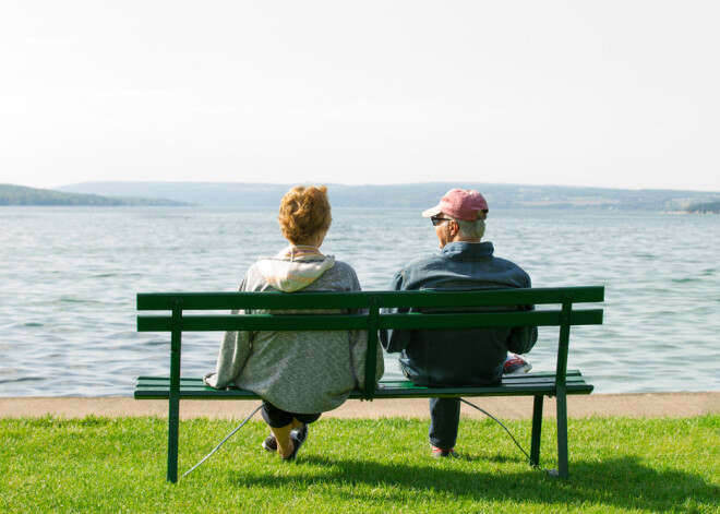 Daļai cilvēku Latvijā pensijas vecumā var draudēt nabadzība. Bet kāda ir ASV senioru pārtikušo vecumdienu recepte?