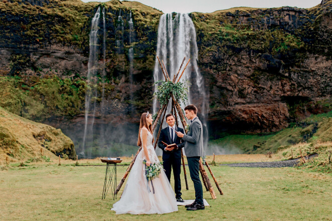 Rebeka Liepiņa un viņas vīrs Toms apprecējās skaistajā Islandē.