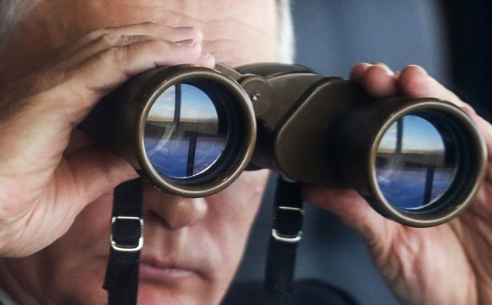 FOTO: Putins vēro savas valsts armijas mācības - vērienīgākās pēdējo 30 gadu laikā