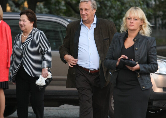 Ļaudis ierodas uz "Pūt, vējiņi!" pirmizrādi Nacionālajā teātrī.