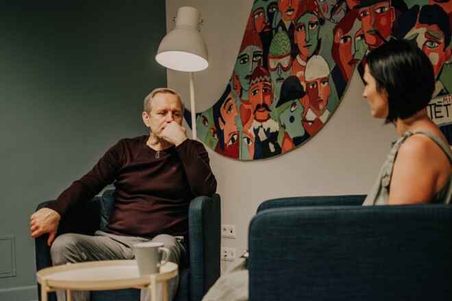 "Ko nozīmē mācēt lietot vīrieti? Ļoti vienkārši. 12 reizes dienā iedodiet viņam buču, noglāstiet, uzslavējiet viņu! Tas ir ģeniāli vienkārši, ko es saku, pārāk vienkārši, lai tam noticētu. Bet tā tas ir," saka Pēteris Kļava.