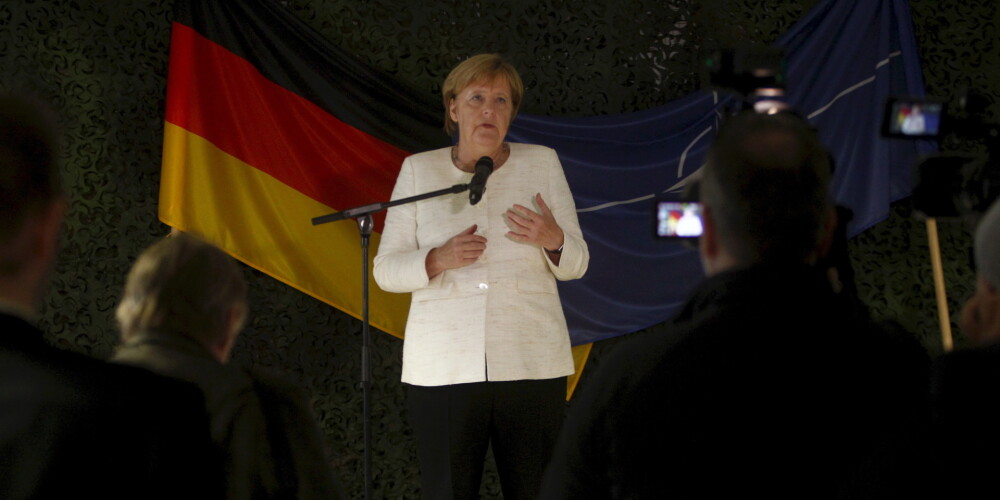 Merkele Vācijas karavīrus Lietuvā brīdina par hibrīduzbrukumu draudiem