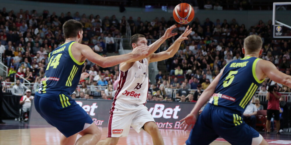 Latvijas basketbola izlase PK kvalifikācijas spēlē uzvar Eiropas čempioni Slovēniju