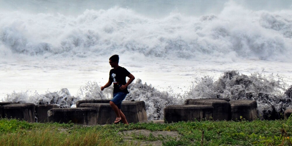 Ar vēja brāzmām 63 m/s arī Filipīnām tuvojas spēcīga vētra "Mangkhut"; apdraudēti vismaz 5 (!) miljoni cilvēku