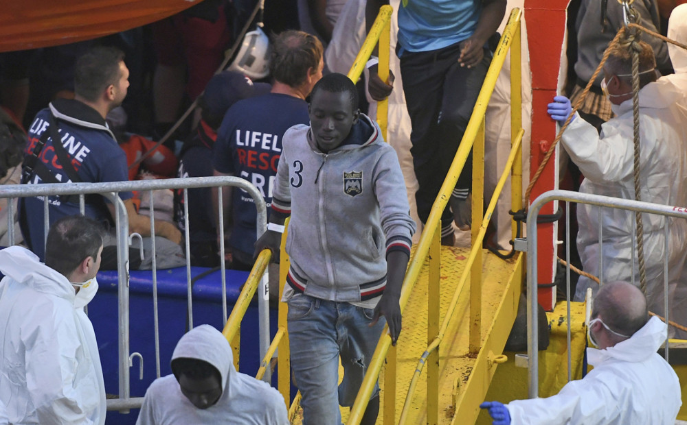 Itālija un Austrija ierosina atlasīt migrantus uz glābšanas kuģiem