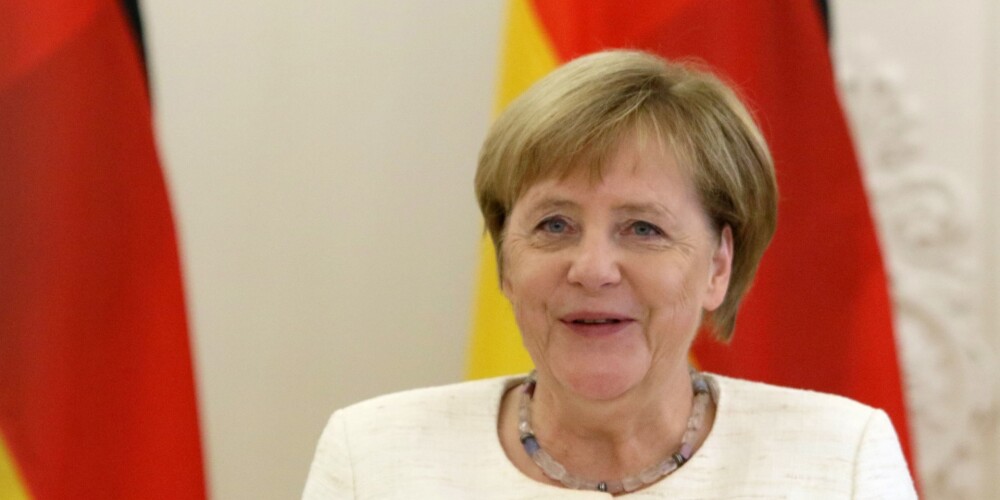 Merkele sola turpināt sankcijas pret Krieviju, bet aizstāv "Nord Stream"