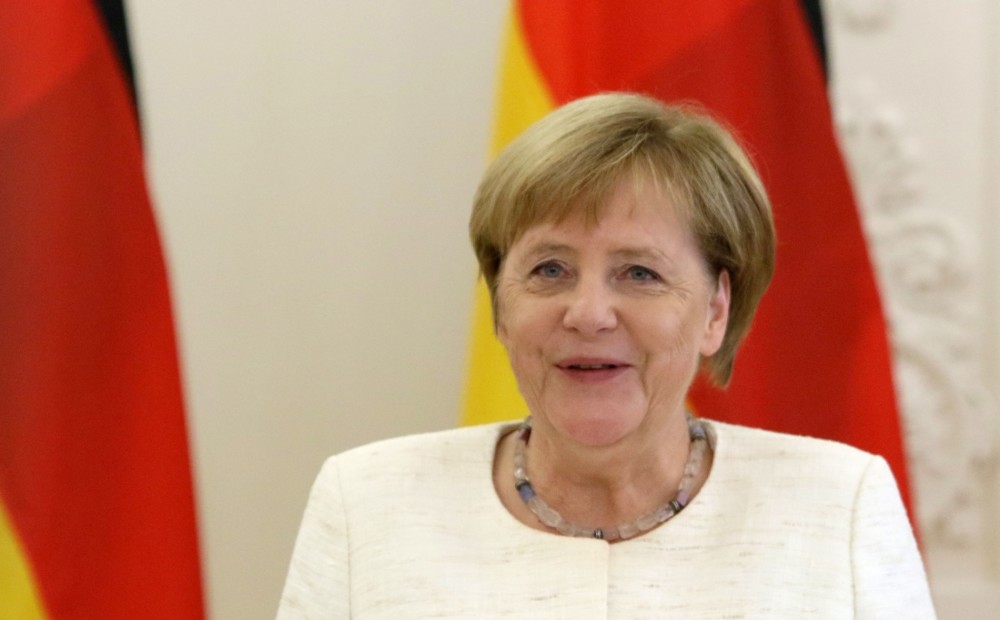 Merkele sola turpināt sankcijas pret Krieviju, bet aizstāv 