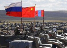 Krievijas, Ķīnas un Mongolijas karogi militārajās mācībās "Vostok-2018".