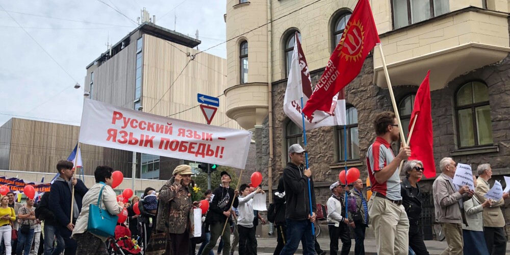 Krievu skolu aizstāvju protesta pasākums pulcē apmēram 2500 dalībnieku