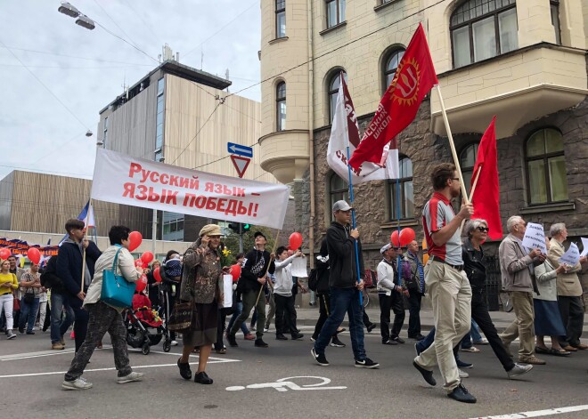 Krievu skolu aizstāvju protesta pasākums pulcē apmēram 2500 dalībnieku