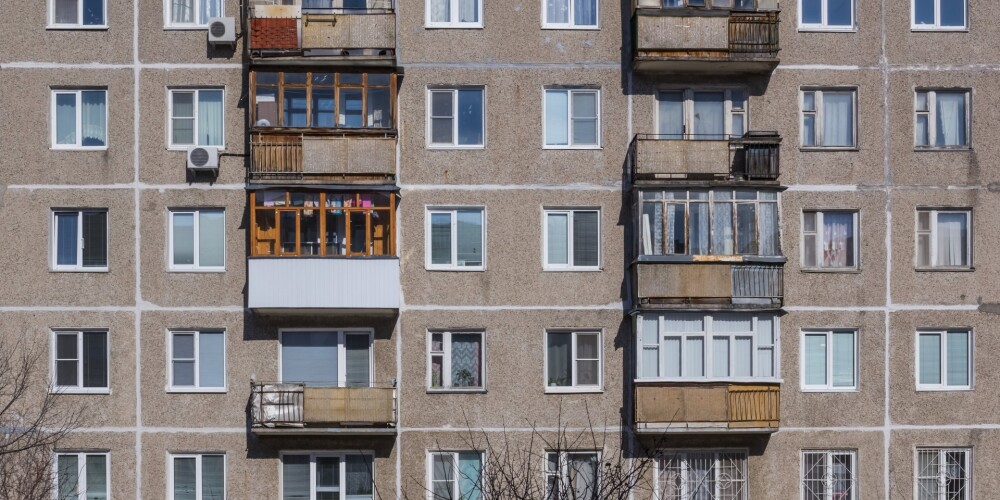 Jāsāk domāt, ko iesākt ar daudzdzīvokļu namu balkoniem. EM meklēs risinājumu, ko piedāvāt iedzīvotājiem