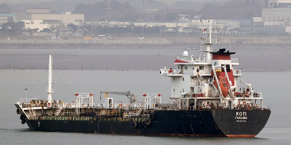 Laikraksts: ASV veido koalīciju, lai izsekotu Ziemeļkorejai naftu piegādājošos kuģus
