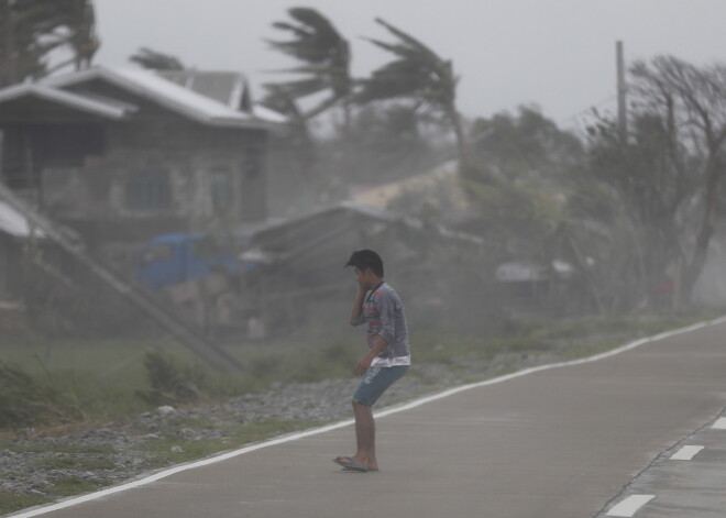 Nežēlīgā viesuļvētra "Mangkhut" plosa Filipīnas: laupījusi vismaz 49 cilvēku dzīvības