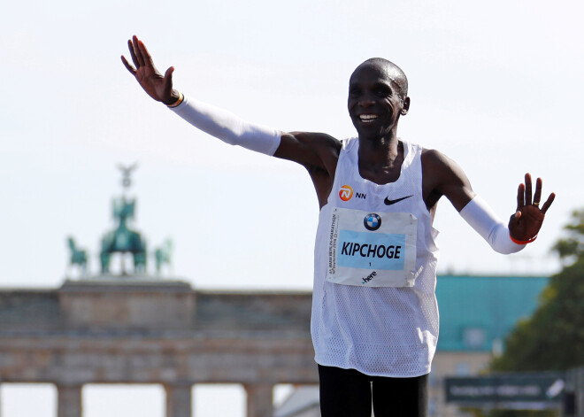 Kenijietis Kipčoge Berlīnes maratonā uzvar ar jaunu pasaules rekordu