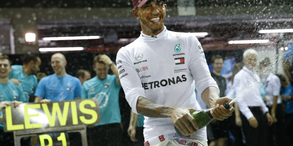 Hamiltons uzvar F-1 Singapūras "Grand Prix" izcīņā