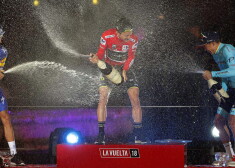 Lielbritānijas riteņbraucējs Jeitss izcīna "Vuelta a Espana" uzvarētāja titulu