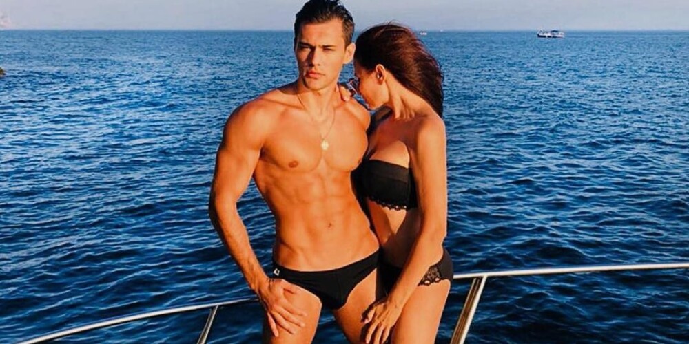 49-летняя Эвелина Бледанс в черном бикини позирует на яхте с красавцем мужчиной