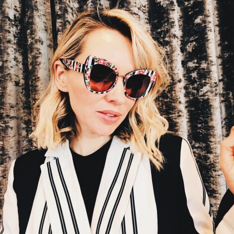 Šīs apjomīgās tauriņformas brilles masīvajos rāmjos ar izteiksmīgo motīvu un zelta tiltiņu noteikti nepaliks nepamanītas.