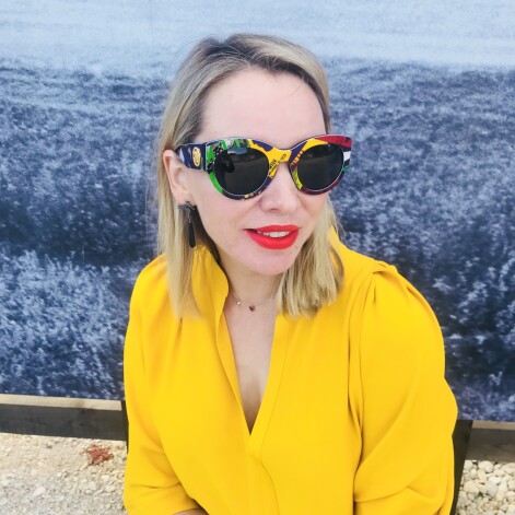 Krāsaini briļļu rāmji lieliski atsvaidzinās tēlu, kuru veido monohroms jeb vienkrāsains apģērbs. Saulesbrilles "Versace"