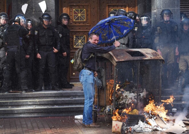 Sadursmēs ar radikāli noskaņotajiem nacionālistiem, kas protestēja pret Ukrainas varasiestāžu lēmumu izdot Maskavai kādu Krievijas pilsoni, kas tiek turēts aizdomās kā teroristiskā grupējuma "Islāma valsts" kaujinieks, pirmdien Kijevā ievainoti septiņi policisti, ziņo policija.