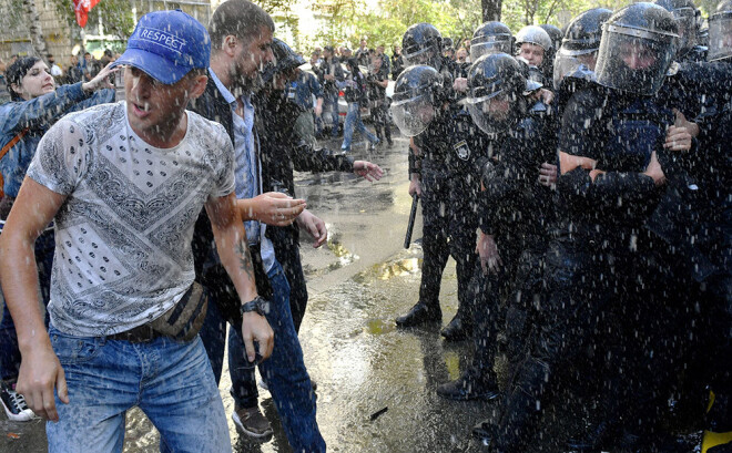 Protestētāji izmantoja akmeņus un piparu gāzes aerosolus, lai ielauztos ēkā, taču policijai izdevās viņus no ieejas atspiest.