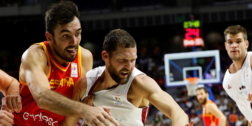 Latvijas basketbola izlase atspēlējas, tomēr saspringtā galotnē zaudē Spānijai